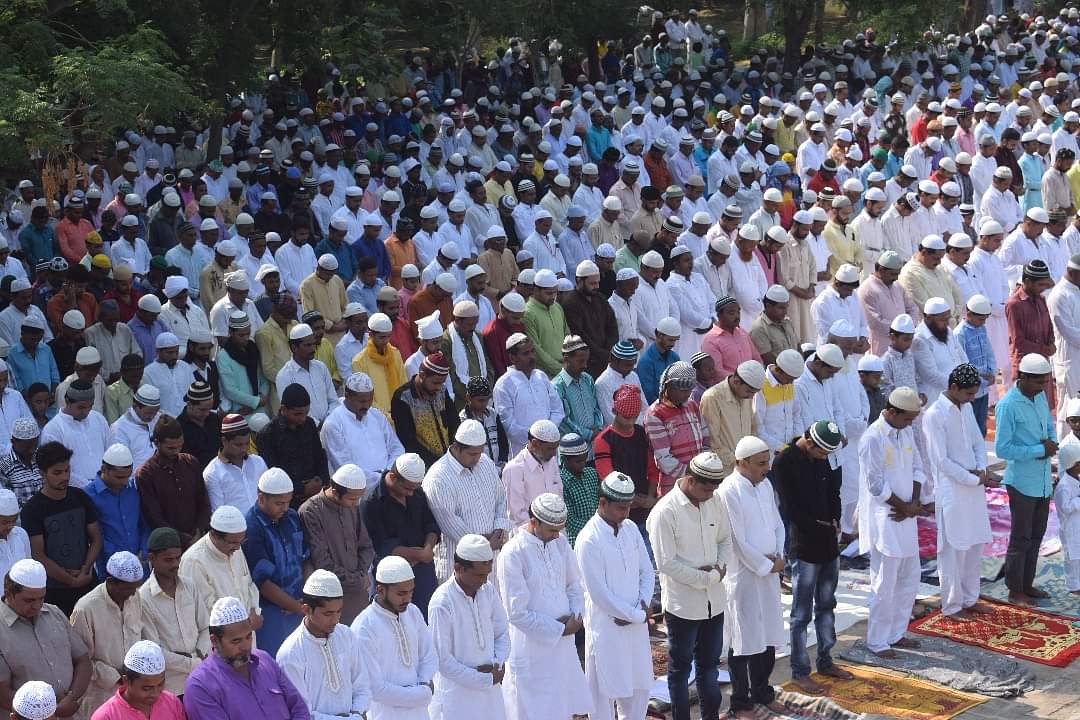 ईद उल फितरः ताज के साए में अदा हुई नमाज, हेमामालिनी ने भी दी बधाई namaz has been performed in tajmahal
