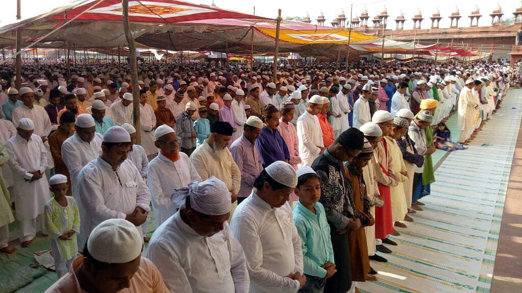 ईद उल फितरः ताज के साए में अदा हुई नमाज, हेमामालिनी ने भी दी बधाई namaz has been performed in tajmahal