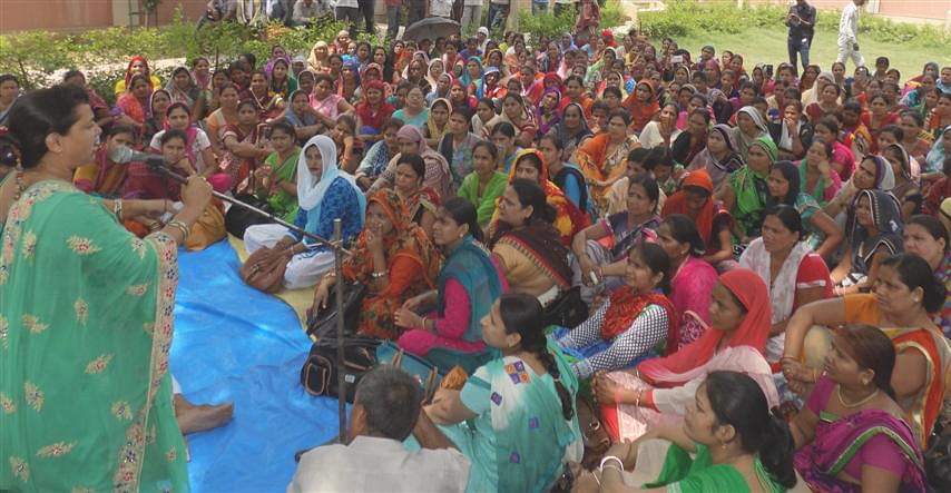 शिक्षामित्रों पर की सख्ती, बीएसए को शासन ने दिए खास निर्देश BSA will observe the working of sikshamitra and report to government