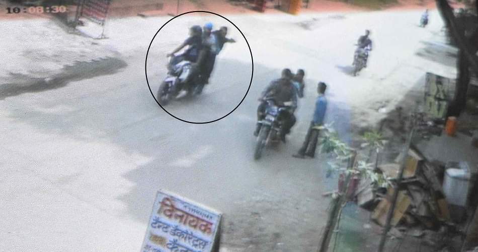 सड़क पर Live गैंगवार: बाइक से गिरा कर चेहरे और पेट में मारी गोली Youth shot dead in Rohtak, CCTV captures the murder