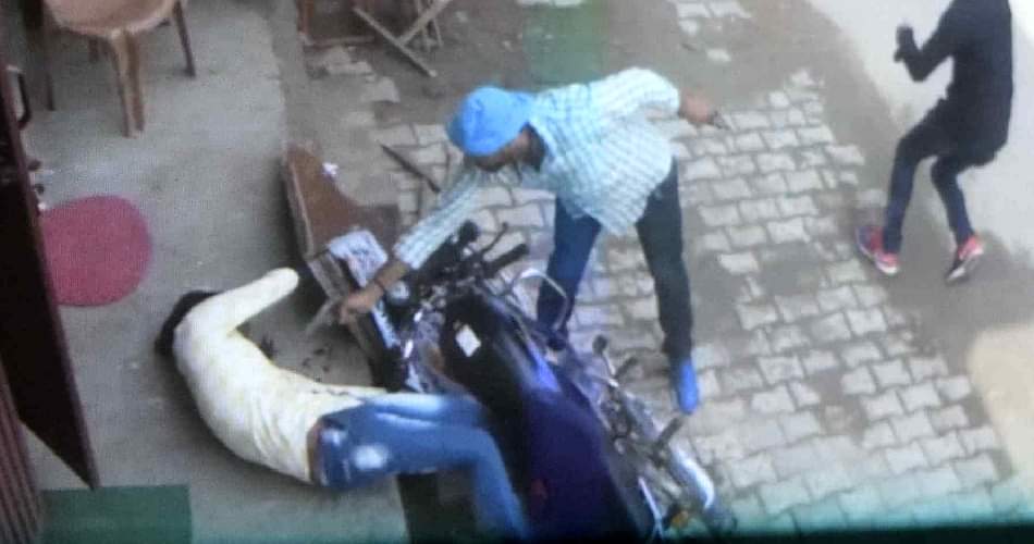 सड़क पर Live गैंगवार: बाइक से गिरा कर चेहरे और पेट में मारी गोली Youth shot dead in Rohtak, CCTV captures the murder
