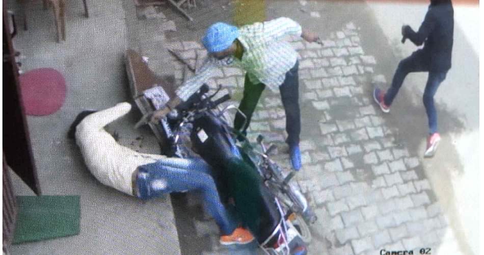 सड़क पर Live गैंगवार: बाइक से गिरा कर चेहरे और पेट में मारी गोली Youth shot dead in Rohtak, CCTV captures the murder