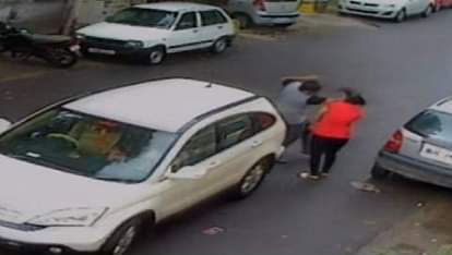 बच्चे के पिता ने ट्यूशन टीचर को सरेआम पीटा, वजह जानकर हो जाएंगे हैरान Student father beat tuition teacher in Delhi