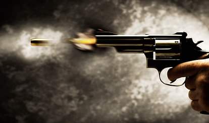 यूपी: नकाबपोश बदमाशों ने युवक को मारी गोली, वारदात को अंजाम देकर फरार Masked miscreants shot young man seriously injured in ghazipur