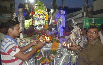 वाराणसी: बाबा लाटभैरव की निकली शाही बरात, रास्ते भर लगी रही भक्तों की कतार, विधि-विधान से विवाहोत्सव संपन्न royal wedding procession of Baba Laat bhairav came out in varanasi queue of devotees on way banaras tradition