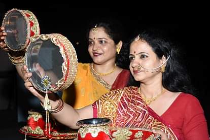 Karwa Chauth 2021: करवाचौथ पर महिलाएं भूल कर भी न करें ये चार काम, मिलेगा अशुभ फल Karwachauth 2021:karwachauth 2021 do not do these 4 things on day of karvachauth