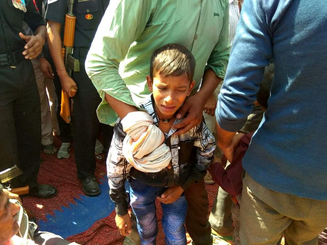 शहीद स्मारक के लिए कड़कड़ाती ठंड में बर्फ पर लेटा युवक, अधूरा है योगी के मंत्री का वादा People Protest For Memorial of Martyr Soldier in Mathura