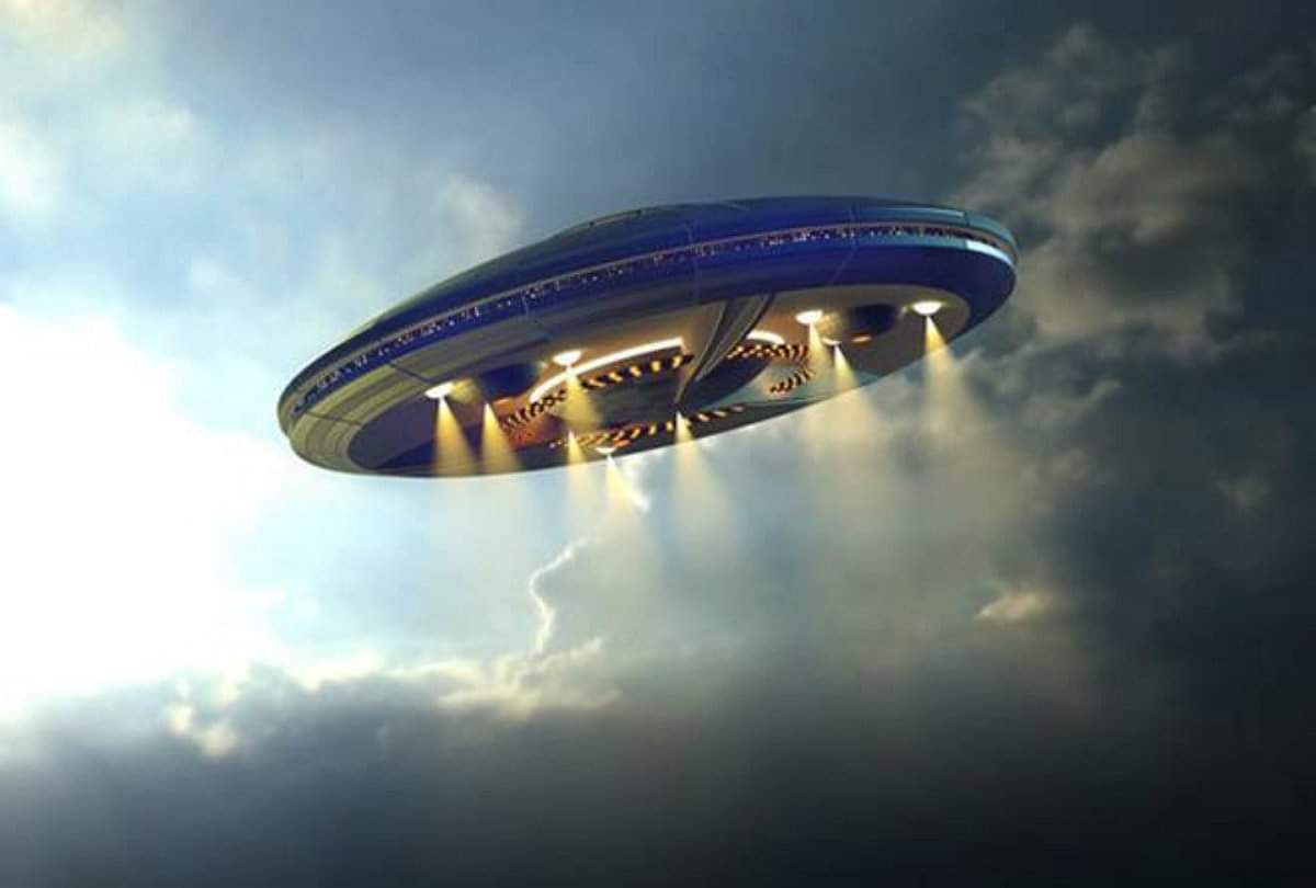 आसमान में दिखी रहस्यमयी रोशनी, लोग समझ रहे एलियन आए हैं... mysterious lights seen in the sky People understand aliens has come