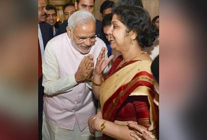 आखिर कौन है ये महिला जिसके सामने PM मोदी भी झुका रहे हैं सिर pm narendra modi greeting deepika mandal