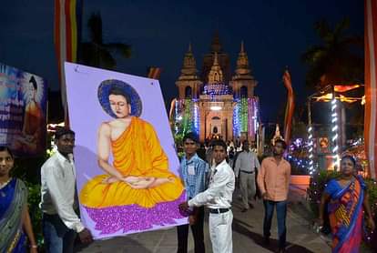 बुद्ध पूर्णिमा महोत्सवः दीयों की रौशनी से जगमगाया सारनाथ, निकली धम्म यात्रा budh purnima festval celebration in sarnath