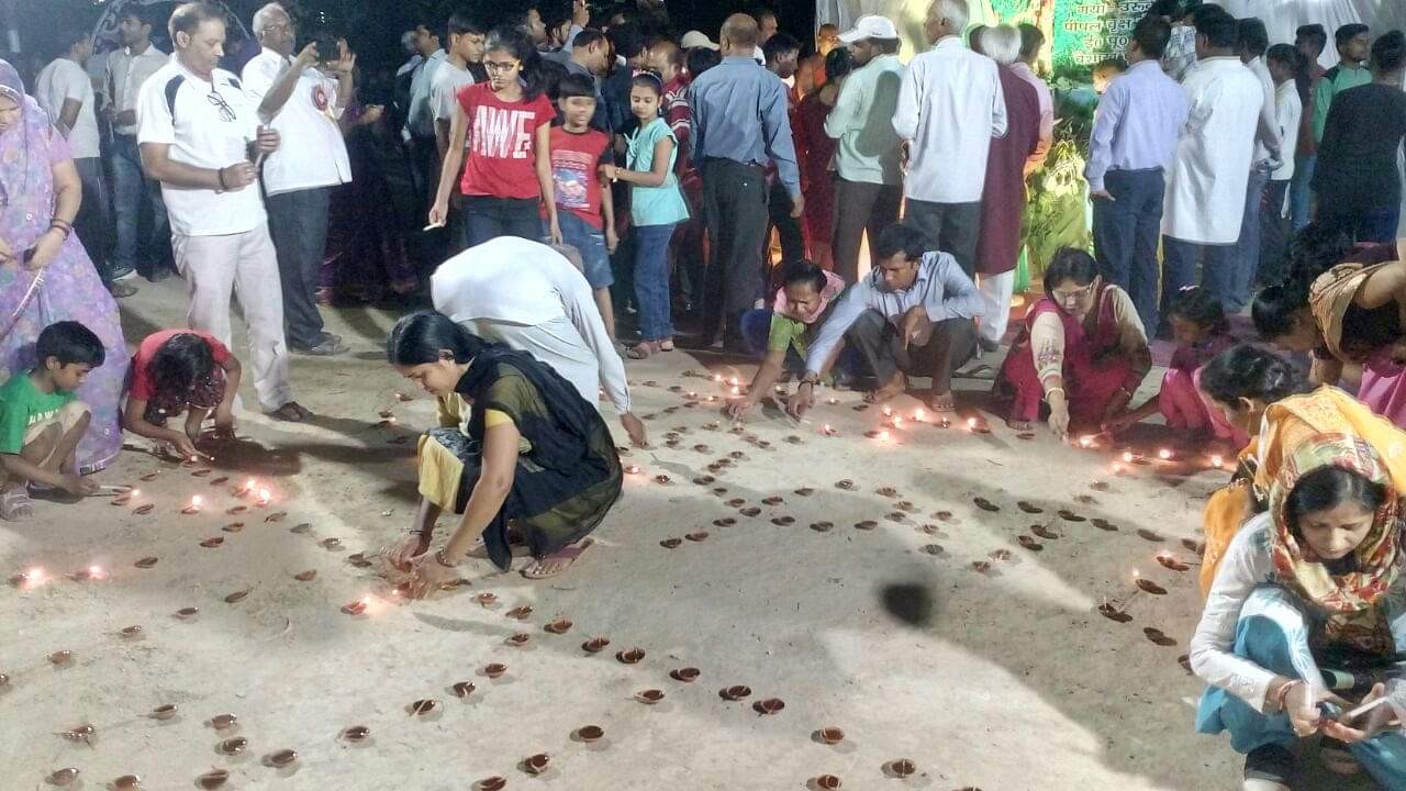 बुद्ध पूर्णिमा महोत्सवः दीयों की रौशनी से जगमगाया सारनाथ, निकली धम्म यात्रा budh purnima festval celebration in sarnath
