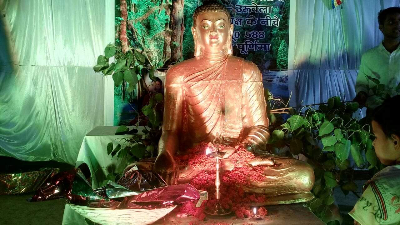 बुद्ध पूर्णिमा महोत्सवः दीयों की रौशनी से जगमगाया सारनाथ, निकली धम्म यात्रा budh purnima festval celebration in sarnath