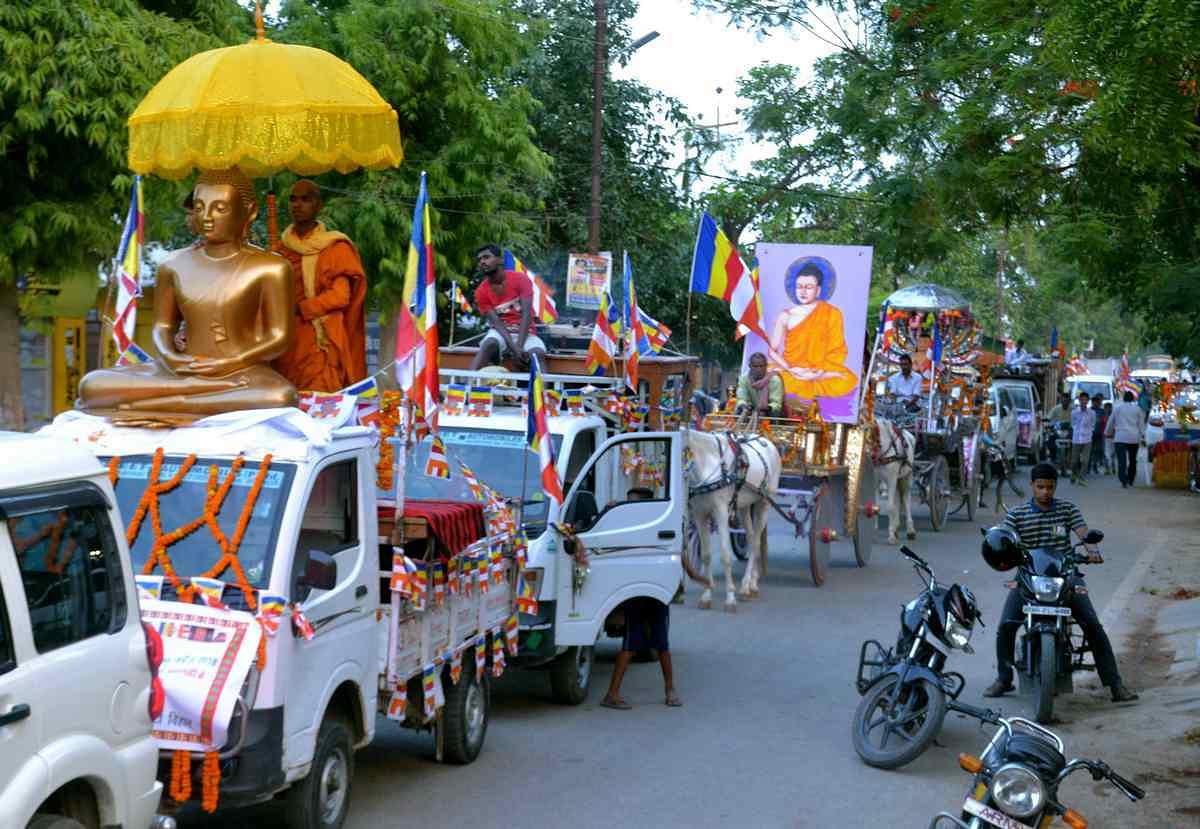 बुद्ध पूर्णिमा महोत्सवः दीयों की रौशनी से जगमगाया सारनाथ, निकली धम्म यात्रा budh purnima festval celebration in sarnath