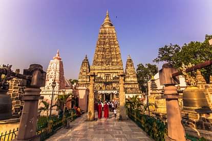 बिहार: महाबोधि मंदिर में चढ़ावे के बंटवारे पर दो बौद्ध भिक्षुओं में जूतमपैजार, एक को आईं गंभीर चोटें bihar two monks fights for donated money distribution at mahabodhi temple in bodh gaya