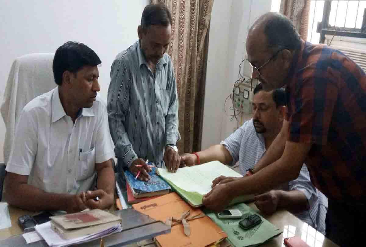 नौकरी बिकने की शिकायत पर बीएसए कार्यालय पहुंचे सांसद, लिपिक डिस्पैच रजिस्टर लेकर भाग गया Clerk fleeing from BSA office with Dispatch Register