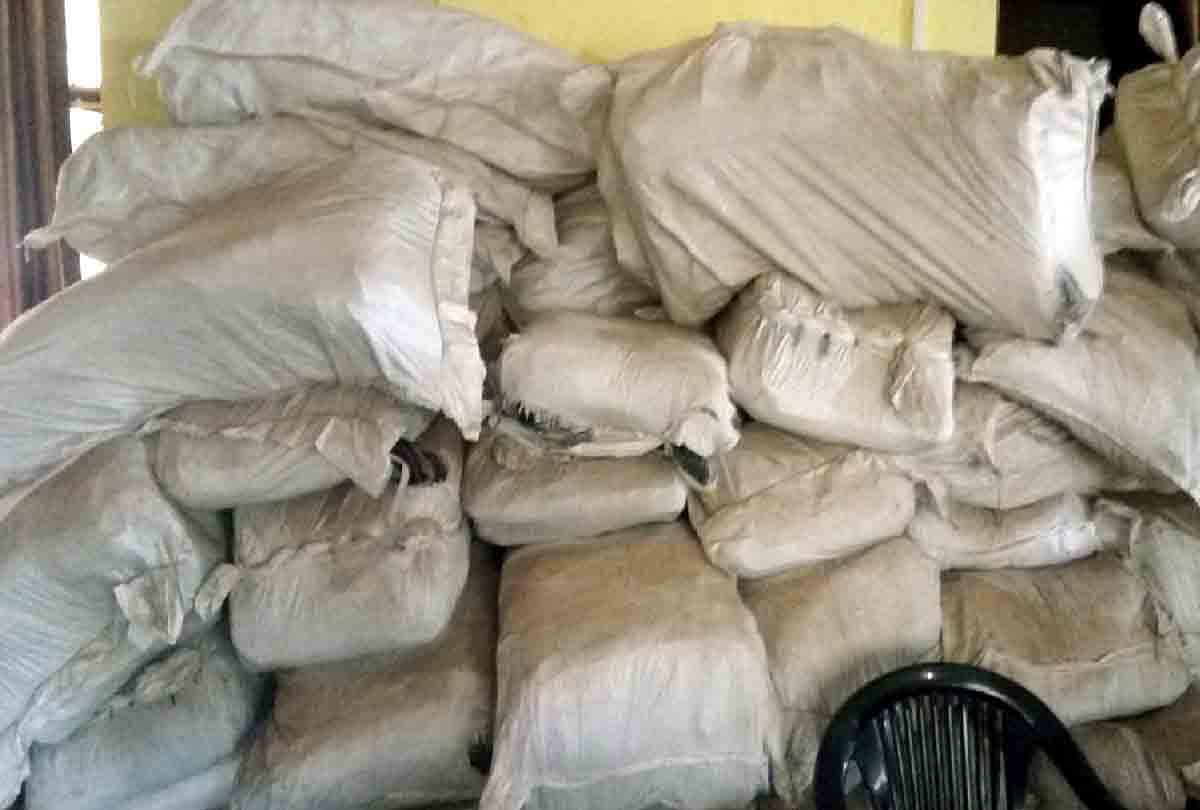 नौकरी बिकने की शिकायत पर बीएसए कार्यालय पहुंचे सांसद, लिपिक डिस्पैच रजिस्टर लेकर भाग गया Clerk fleeing from BSA office with Dispatch Register