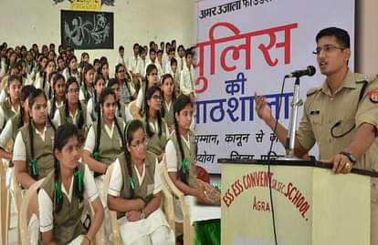 तस्वीरें: पुलिस की पाठशाला में एएसपी बने 'गुरु', छात्राओं को दिए आत्म सुरक्षा के मंत्र Amar Ujala Foundation held Police ki Pathshala in agra