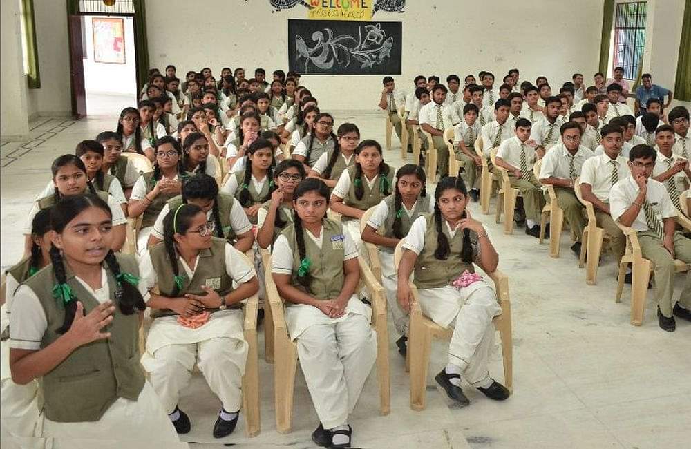 तस्वीरें: पुलिस की पाठशाला में एएसपी बने 'गुरु', छात्राओं को दिए आत्म सुरक्षा के मंत्र Amar Ujala Foundation held Police ki Pathshala in agra