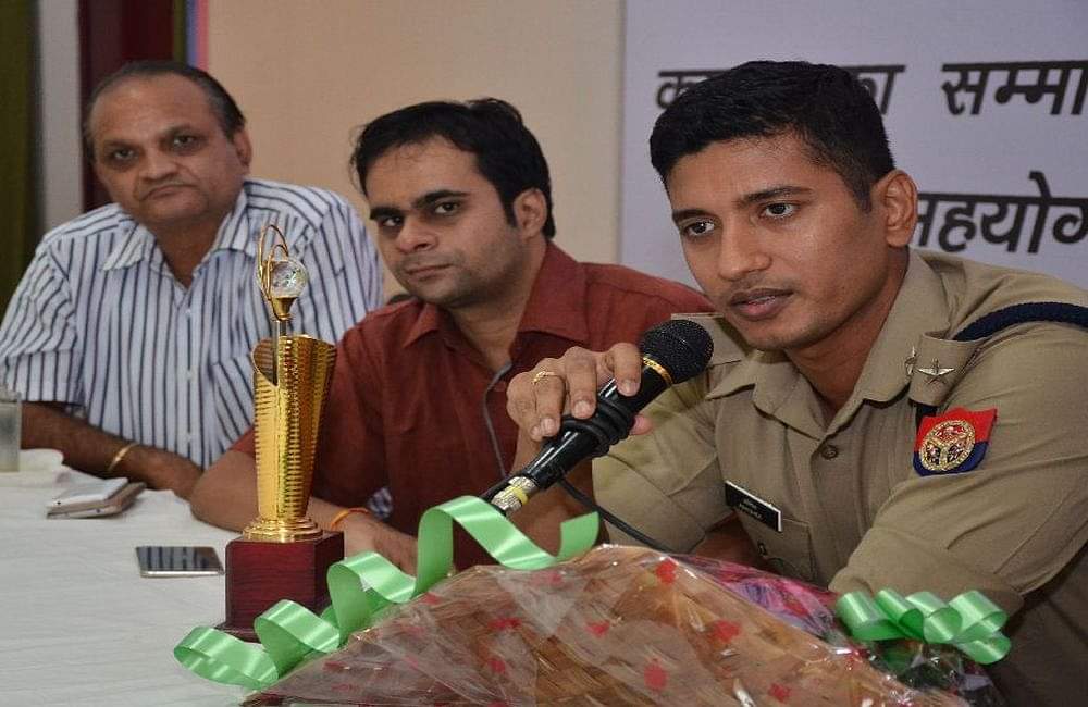 तस्वीरें: पुलिस की पाठशाला में एएसपी बने 'गुरु', छात्राओं को दिए आत्म सुरक्षा के मंत्र Amar Ujala Foundation held Police ki Pathshala in agra