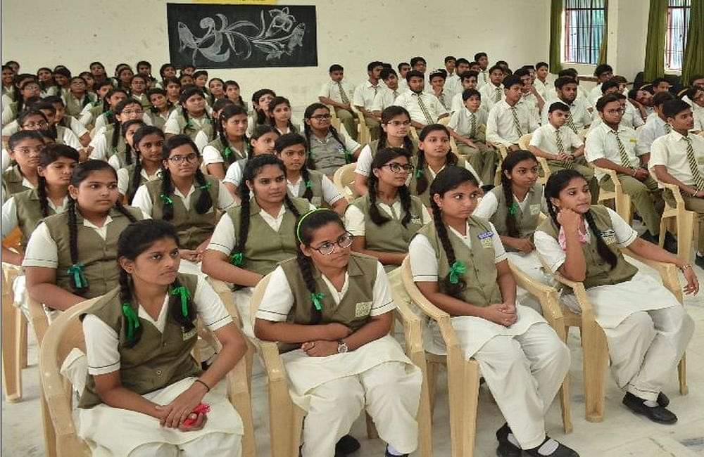 तस्वीरें: पुलिस की पाठशाला में एएसपी बने 'गुरु', छात्राओं को दिए आत्म सुरक्षा के मंत्र Amar Ujala Foundation held Police ki Pathshala in agra