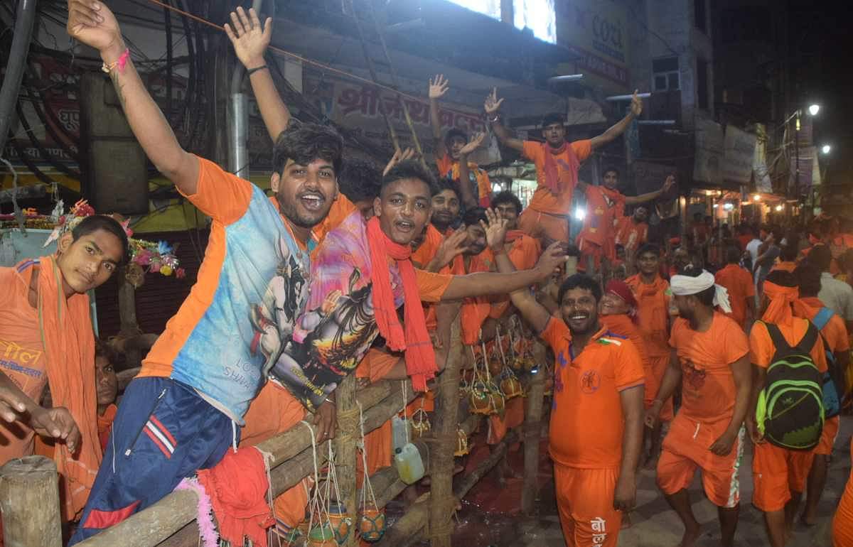 'विश्वनाथ मंदिर में सीएम योगी के दौरे के दौरान सुरक्षा मानकों की उड़ी धज्जियां' Security guidelines break during CM yogi visit kashi vishwanath temple