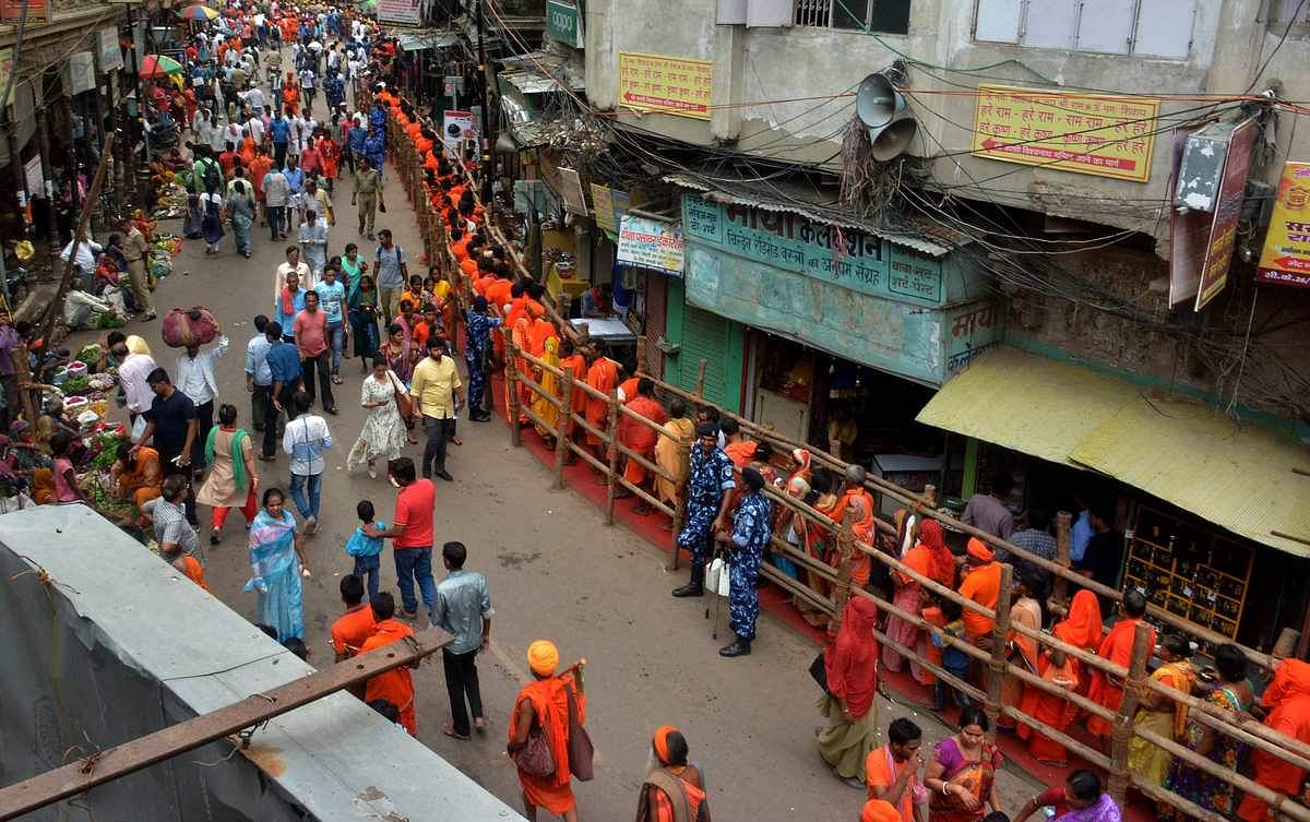 'विश्वनाथ मंदिर में सीएम योगी के दौरे के दौरान सुरक्षा मानकों की उड़ी धज्जियां' Security guidelines break during CM yogi visit kashi vishwanath temple