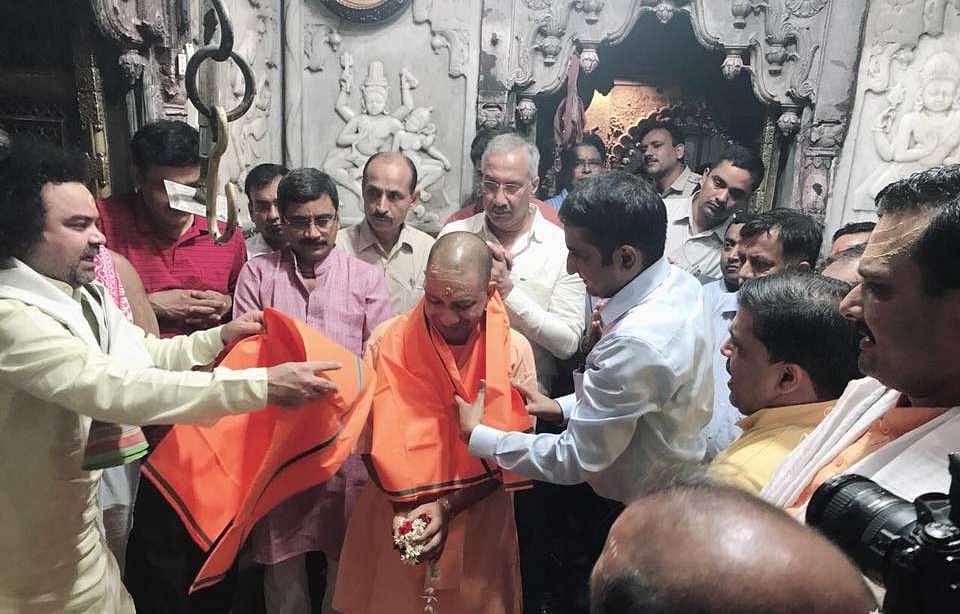 'विश्वनाथ मंदिर में सीएम योगी के दौरे के दौरान सुरक्षा मानकों की उड़ी धज्जियां' Security guidelines break during CM yogi visit kashi vishwanath temple