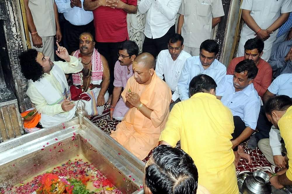 'विश्वनाथ मंदिर में सीएम योगी के दौरे के दौरान सुरक्षा मानकों की उड़ी धज्जियां' Security guidelines break during CM yogi visit kashi vishwanath temple