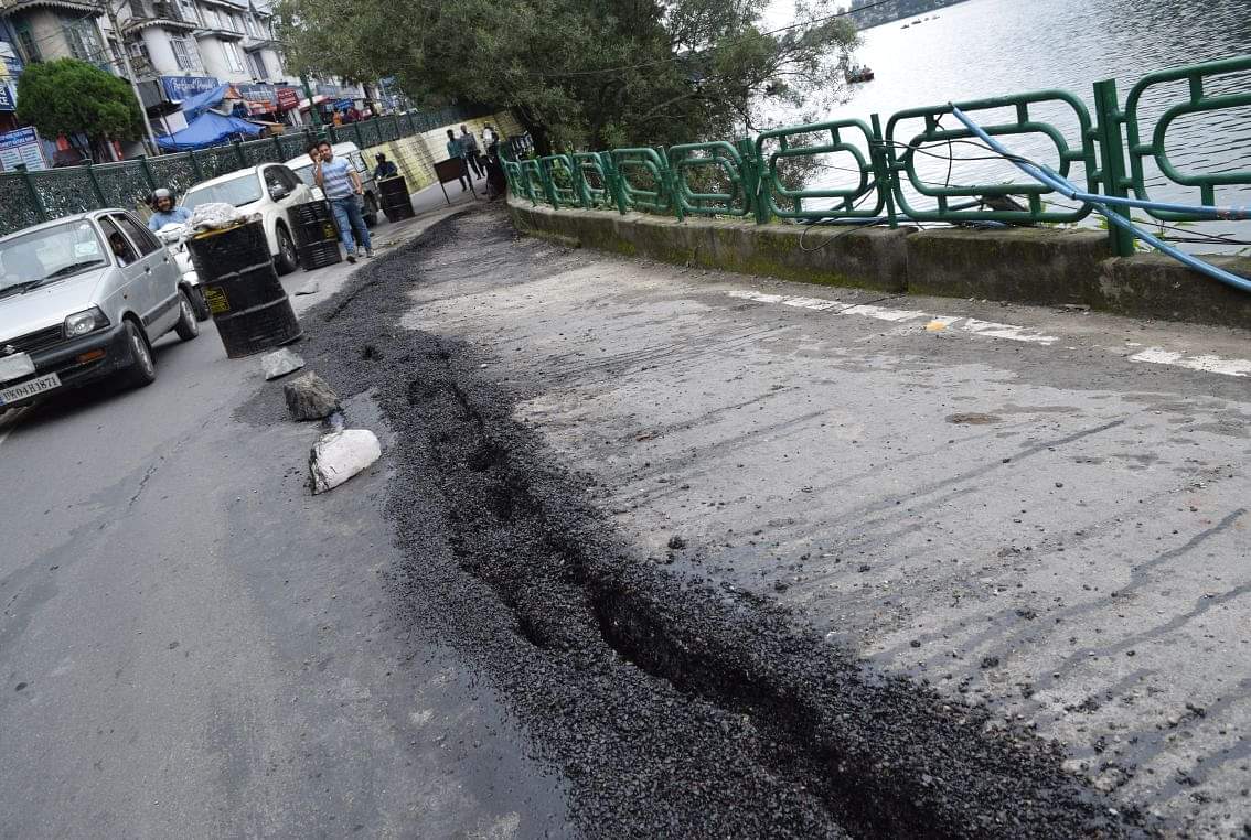 नैनीताल: नैनीझील में समाई माल रोड, आवागमन पूरी तरह से ठप nainital mall road collapse in naini lake