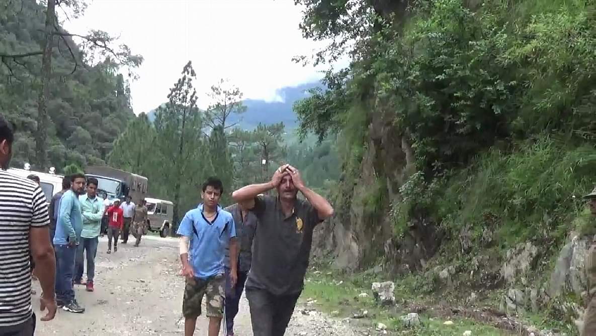 एक ही चिता पर हुआ पति-पत्नी का अंतिम संस्कार, बेटे ने दी परिवार के पांच लोगों को मुखाग्नि, तस्वीरें Whole Family Funeral painfull Photos after uttarkashi Accident