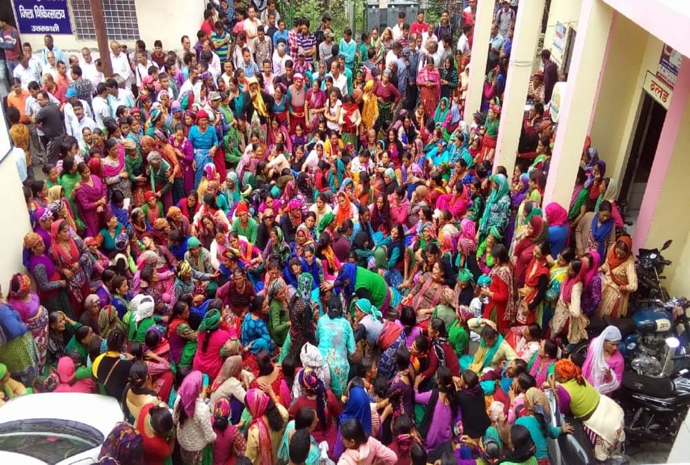 एक ही चिता पर हुआ पति-पत्नी का अंतिम संस्कार, बेटे ने दी परिवार के पांच लोगों को मुखाग्नि, तस्वीरें Whole Family Funeral painfull Photos after uttarkashi Accident