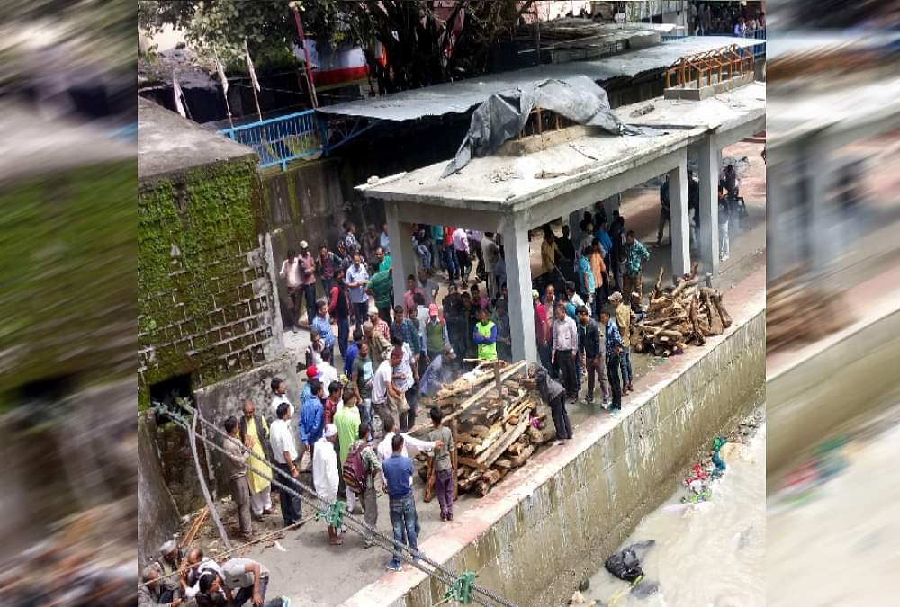 एक ही चिता पर हुआ पति-पत्नी का अंतिम संस्कार, बेटे ने दी परिवार के पांच लोगों को मुखाग्नि, तस्वीरें Whole Family Funeral painfull Photos after uttarkashi Accident