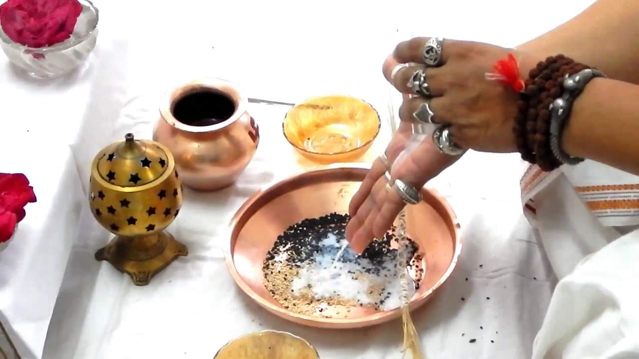 श्राद्ध पक्ष 2018: पितरों के रूठ जाने पर जिंदगी में आते हैं ऐसे दुर्दिन remedies for pitra dosh side effects on pitru paksha 2018