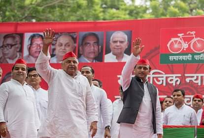उत्तर प्रदेश चुनाव: नई समाजवादी पार्टी गढ़ने में जुटे अखिलेश, क्या मुलायम के साये से निकाल पाने में होंगे कामयाब? UP Election 2022: Akhilesh yadav trying to form a new Samajwadi Party, after allegations of nepotism, casteism and appeasement of Muslims