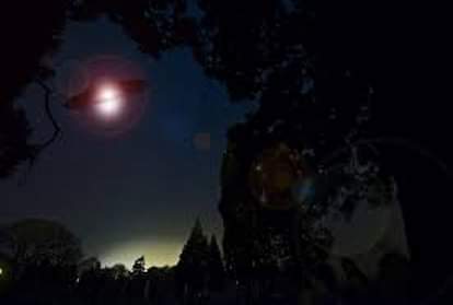 आसमान में दिखी रहस्यमयी रोशनी, लोग समझ रहे एलियन आए हैं... mysterious lights seen in the sky People understand aliens has come