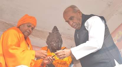 बुद्ध को नमन कर विश्व कल्याण की कामना की PARAY BUDHA THEN WISH WORLD PEACE