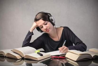 ऑफिस में काम करते हुए सुनते हैं गाना तो ये खबर है आपके लिए know listening music is good or bad for health