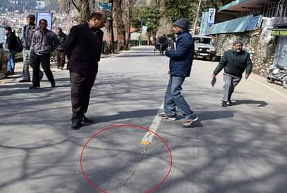 नैनीताल: माल रोड में फिर पड़ने लगी दरारें, जांच के लिए पहुंची टीम भी देखकर रह गई हैरान Cracks in Nainital mall road again