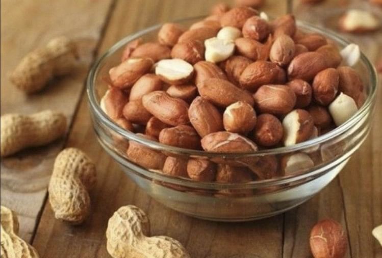 Peanuts Health Benefits: सेहत के लिए फायदेमंद है मूंगफली, इस बीमारी के खतरे को करती है कम मूंगफली खाने के फायदे