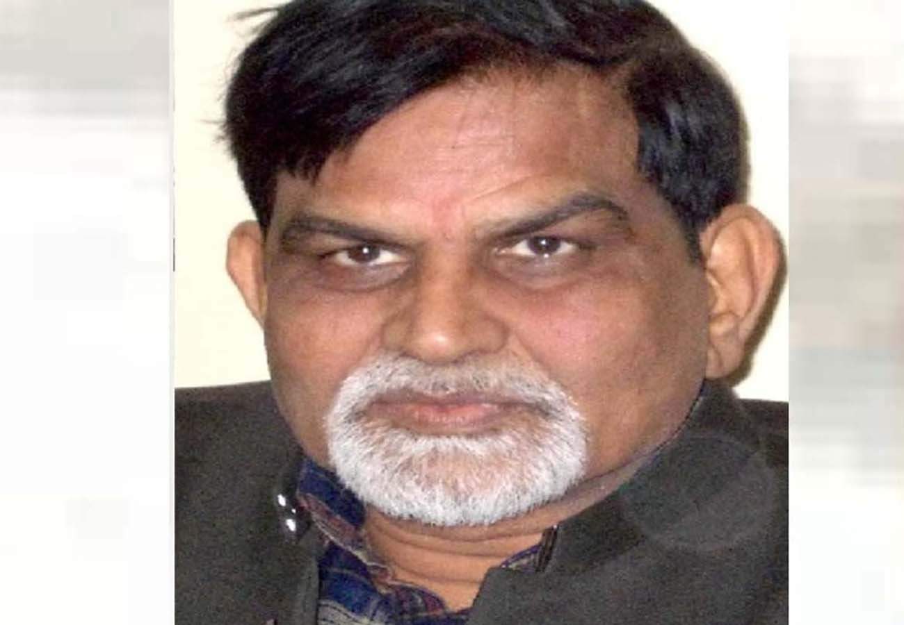 हाईकोर्ट से आया वारंट तो फरार हुआ सामूहिक नरसंहार का आरोपी हत्यारा भाजपा विधायक अशोक चंदेल bjp mla ashok chandel run away from home when high court release arresting order