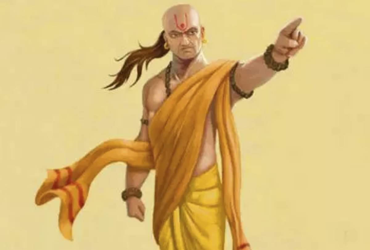Chanakya niti: इन लोगों से न रहें ज्यादा दूर, न जाएं ज्यादा पास, अन्यथा उठाना पड़ सकता है नुकसान chanakya niti for life management keep balance in behavior with these people