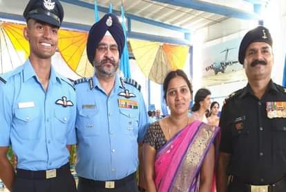 गर्व के क्षण : फ्लाइंग ऑफिसर बनने पर वायुसेना प्रमुख ने अपनी वर्दी से निकालकर दिया नायाब तोहफा IAF chief BS Dhanoa gifts his ‘wings’ to new flying officer G Navin Kumar Reddy