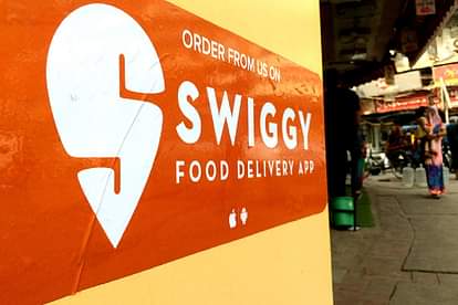 Swiggy: 'दरवाजा खोला और...', डिलीवरी एजेंट को देखते ही क्यों माफी मांगने लगा शख्स, भावुक कर देगी कहानी Swiggy Delivery Executive With Disability story in Bengaluru Moves Internet news in hindi