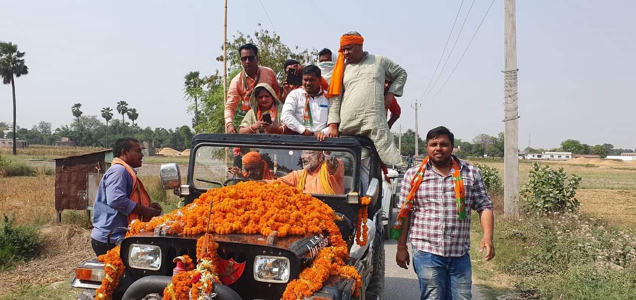 जबरदस्त है केंद्रीय मंत्री गिरिराज सिंह की कार, 140 किमी का देती है ‘माइलेज’ central minister giriraj singh using mahindra e2o electric car in india since 2017