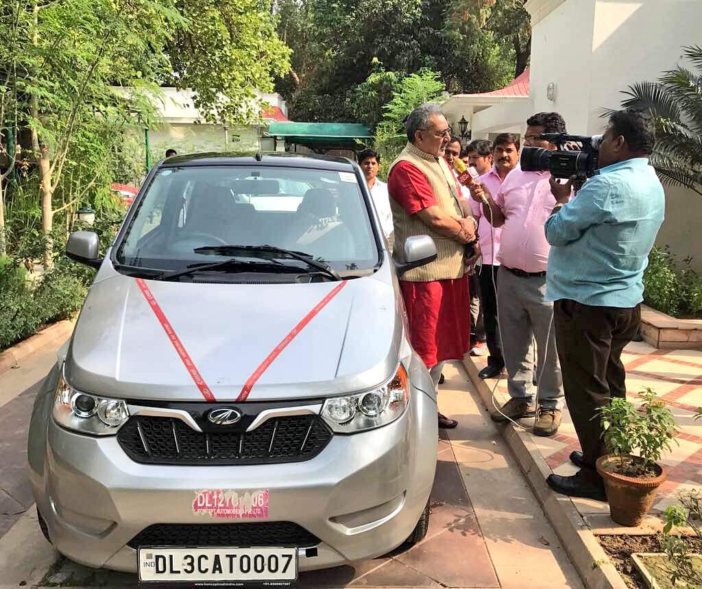 जबरदस्त है केंद्रीय मंत्री गिरिराज सिंह की कार, 140 किमी का देती है ‘माइलेज’ central minister giriraj singh using mahindra e2o electric car in india since 2017
