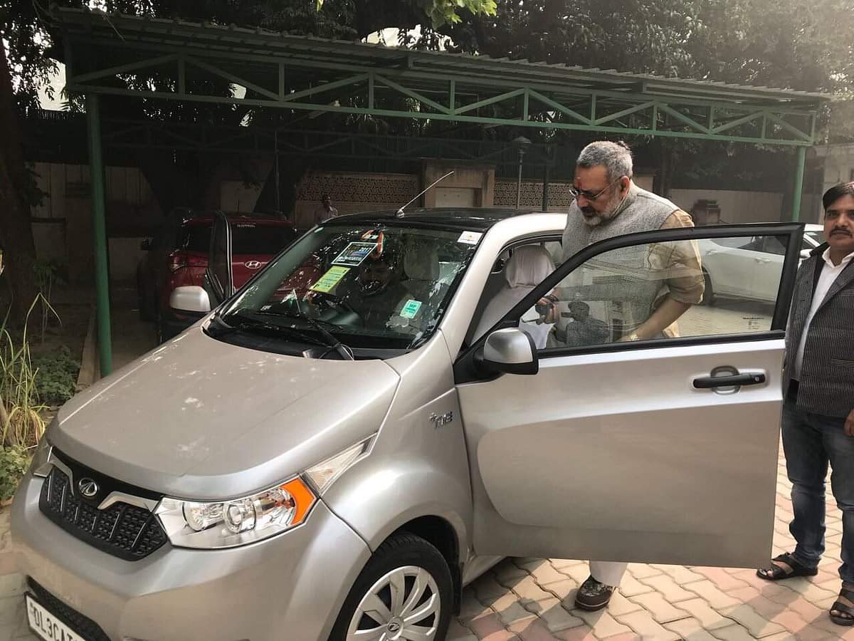 जबरदस्त है केंद्रीय मंत्री गिरिराज सिंह की कार, 140 किमी का देती है ‘माइलेज’ central minister giriraj singh using mahindra e2o electric car in india since 2017