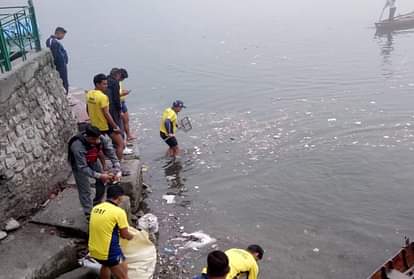 नैनी झील में उतरकर एसडीआरएफ के जवानों ने निकाला कूड़ा-कचरा, तीन घंटे चलाया सफाई अभियान, तस्वीरें... Sdrf Team Cleaning garbage from naini lake photos