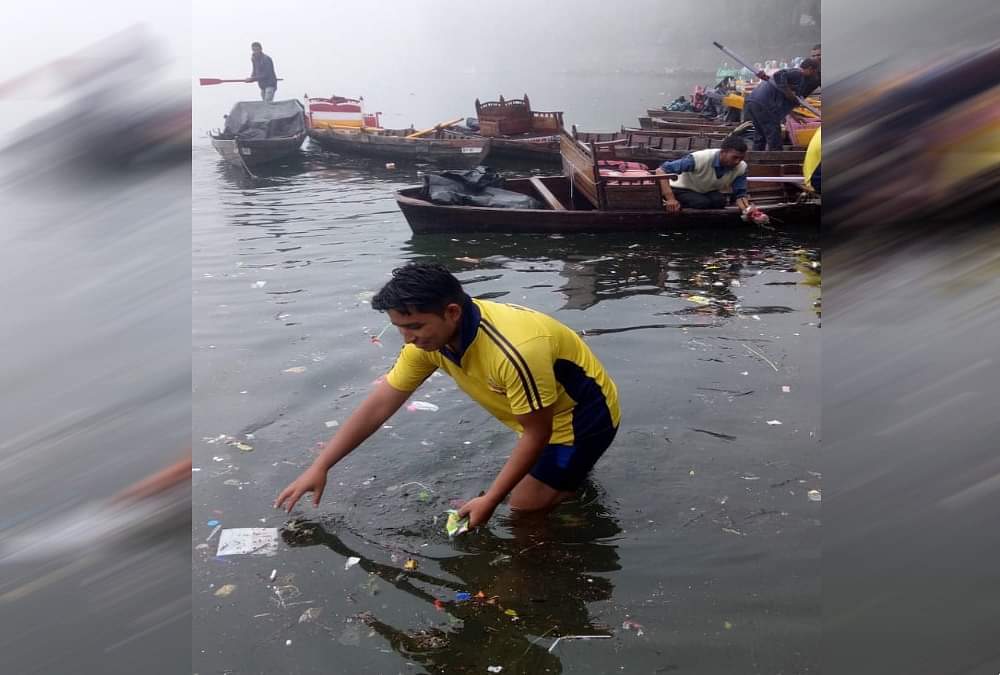 नैनी झील में उतरकर एसडीआरएफ के जवानों ने निकाला कूड़ा-कचरा, तीन घंटे चलाया सफाई अभियान, तस्वीरें... Sdrf Team Cleaning garbage from naini lake photos