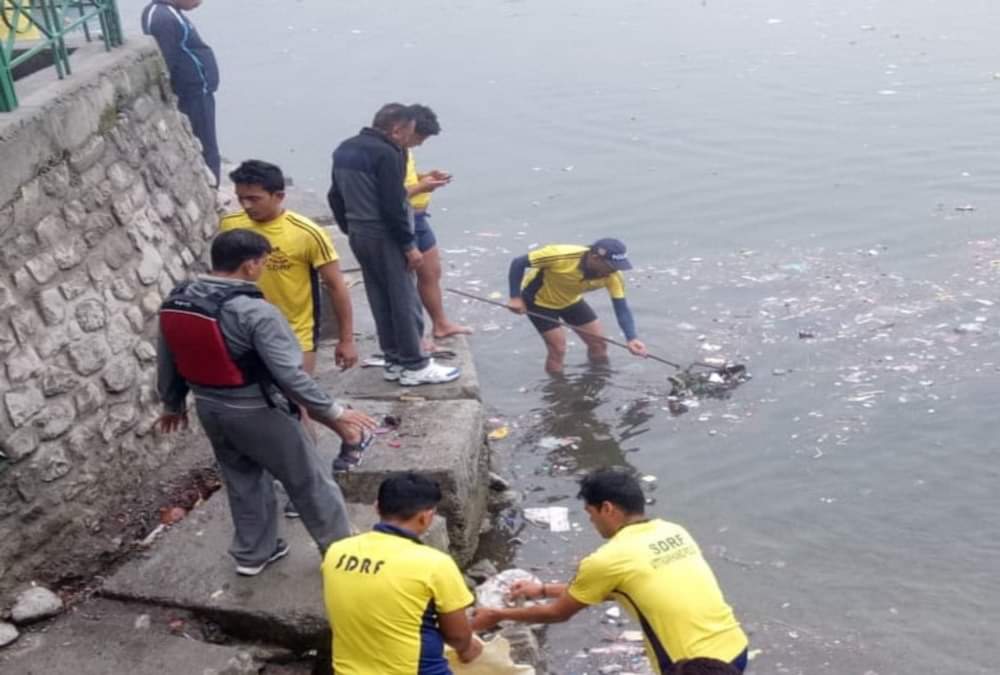 नैनी झील में उतरकर एसडीआरएफ के जवानों ने निकाला कूड़ा-कचरा, तीन घंटे चलाया सफाई अभियान, तस्वीरें... Sdrf Team Cleaning garbage from naini lake photos