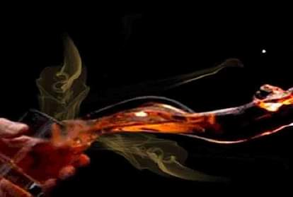 जालौन: खिलौने बेच रही युवती पर नकाबपोश युवकों ने तेजाब फेंका, मचा हड़कंप Jalaun: Masked man threw acid on the girl selling toys, there was a stir